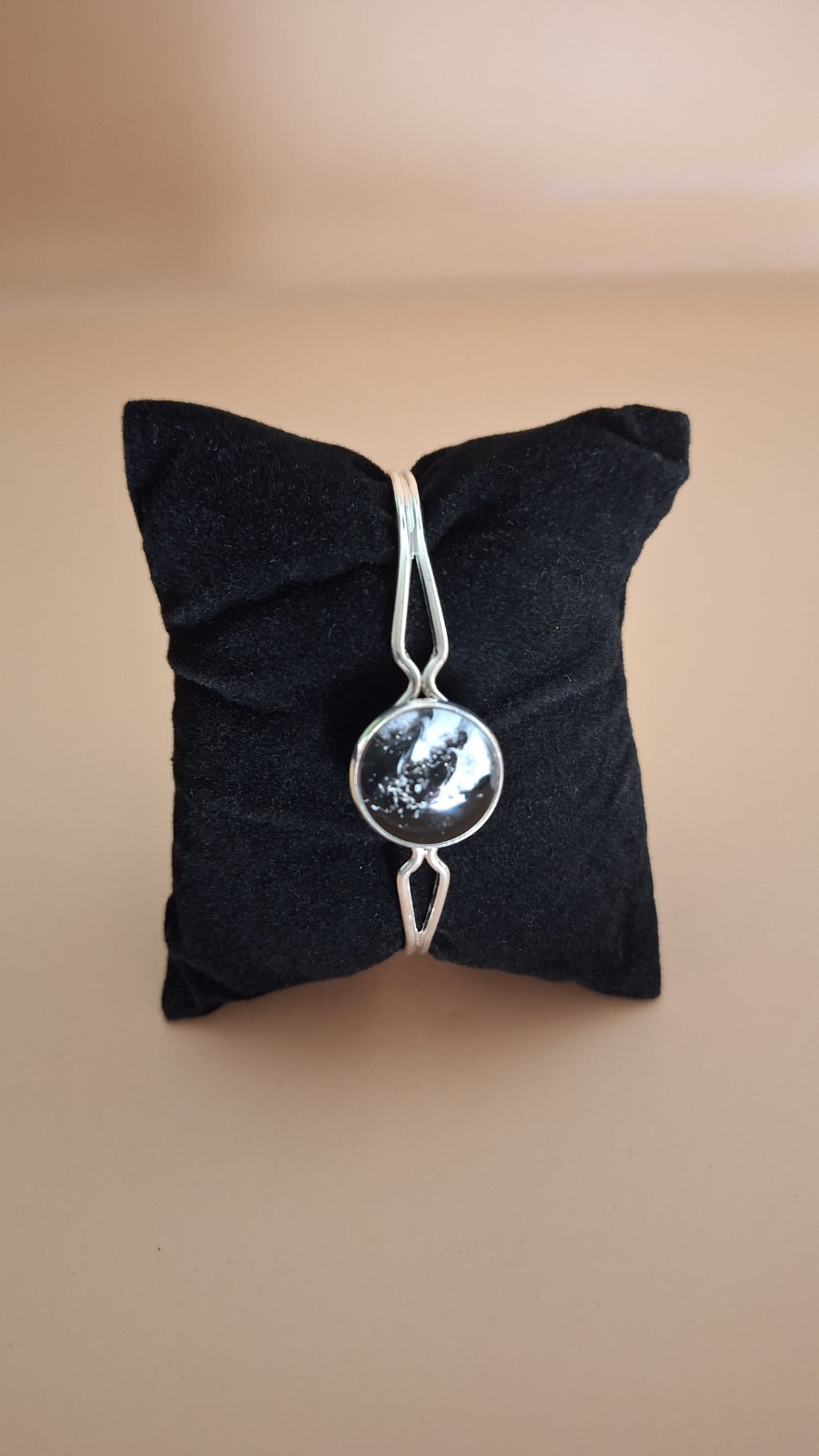 Armreif elegant schwarz-weiß-silber Armreif elegant schwarz-weiß-silber